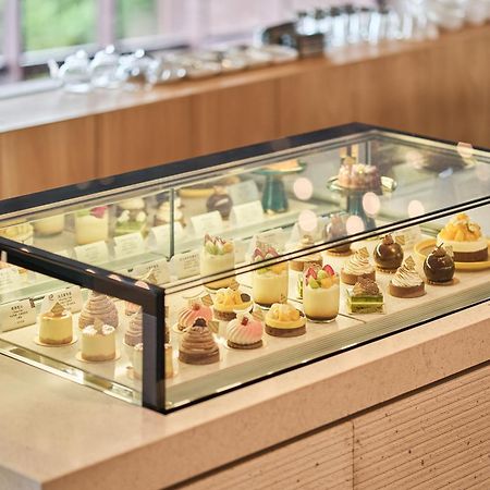 Hotel Royal Chiao Hsi Цзяоси Экстерьер фото A pastry display case