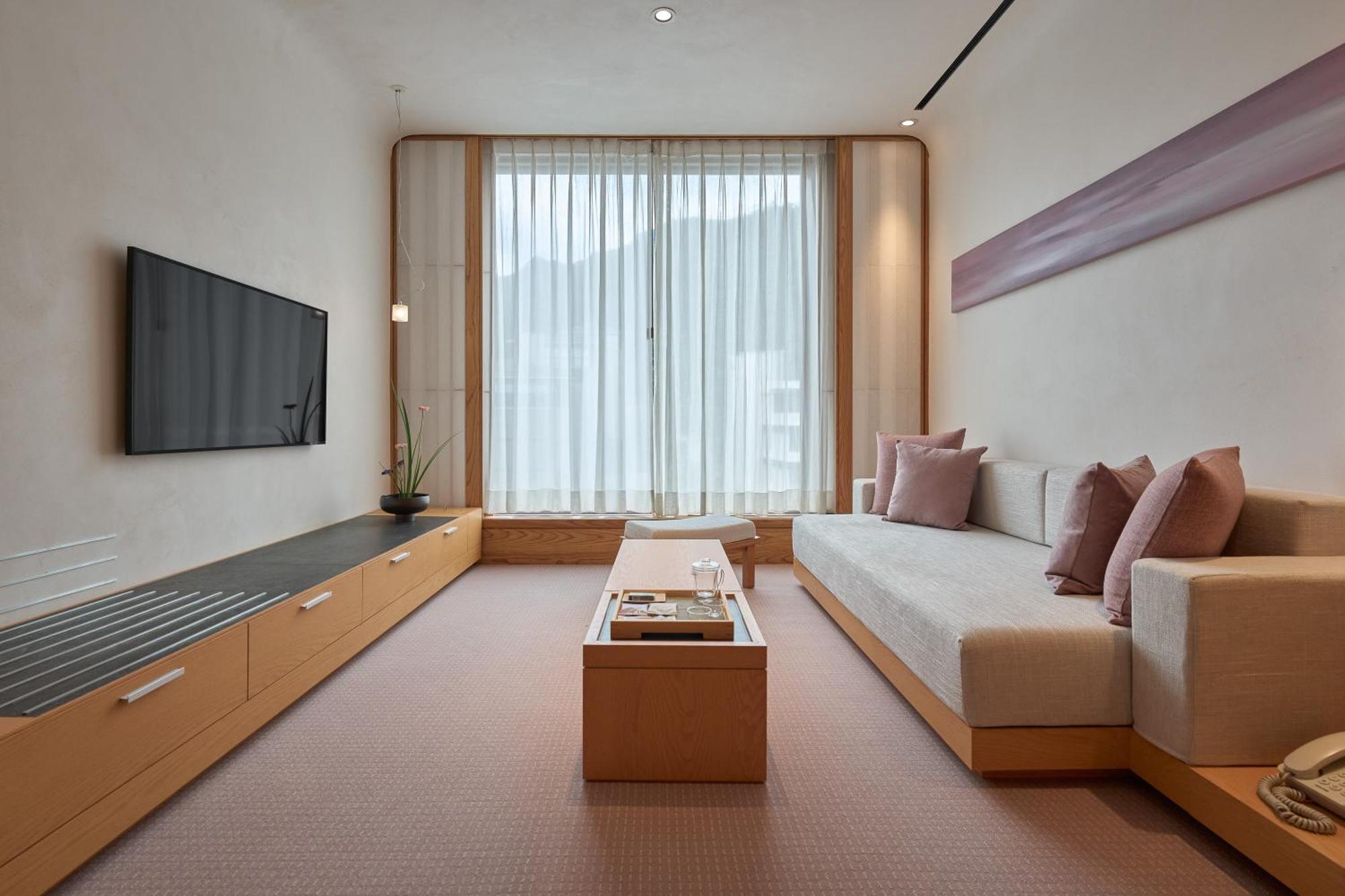 Hotel Royal Chiao Hsi Цзяоси Экстерьер фото A living room at The Park, New Delhi
