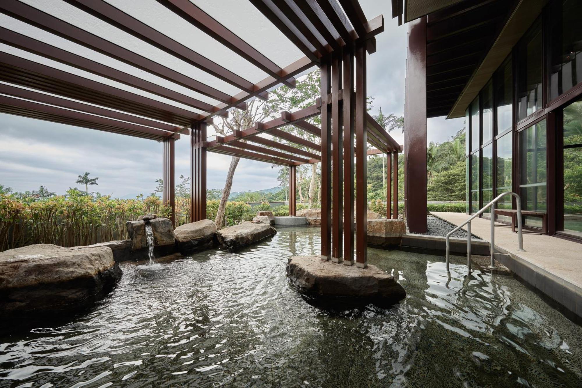Hotel Royal Chiao Hsi Цзяоси Экстерьер фото A modern onsen in Japan