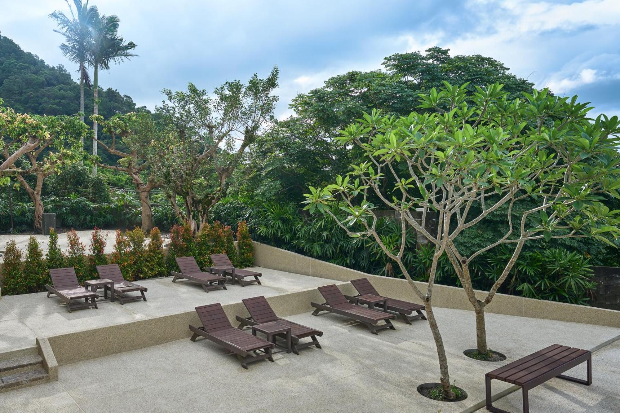 Hotel Royal Chiao Hsi Цзяоси Экстерьер фото The resort's pool deck
