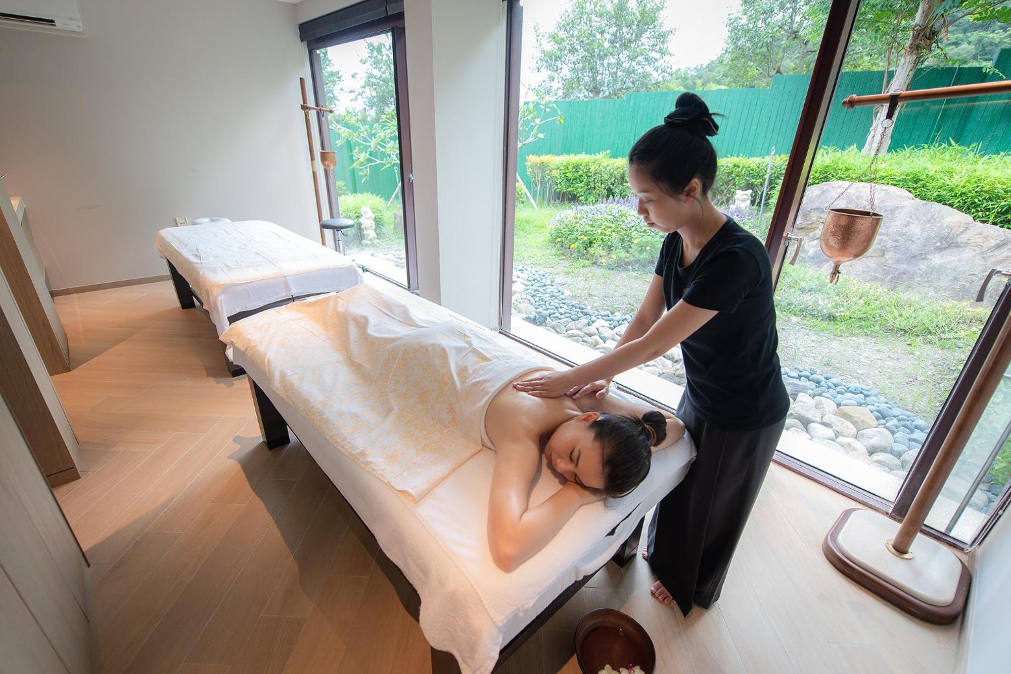 Hotel Royal Chiao Hsi Цзяоси Экстерьер фото A woman receiving a massage